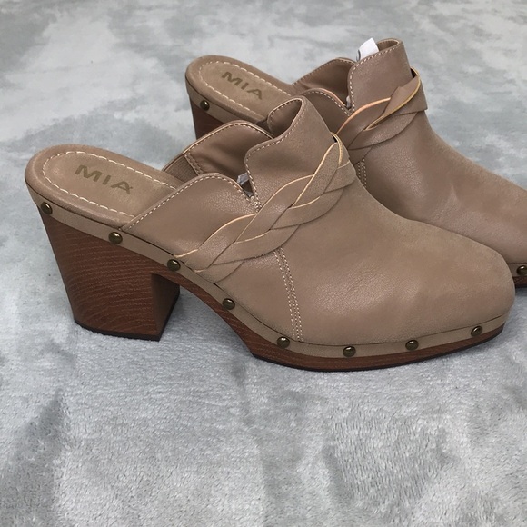 Mia Taupe Man Made Uppers Clogs Size 11 NWOT - Picture 2 of 11